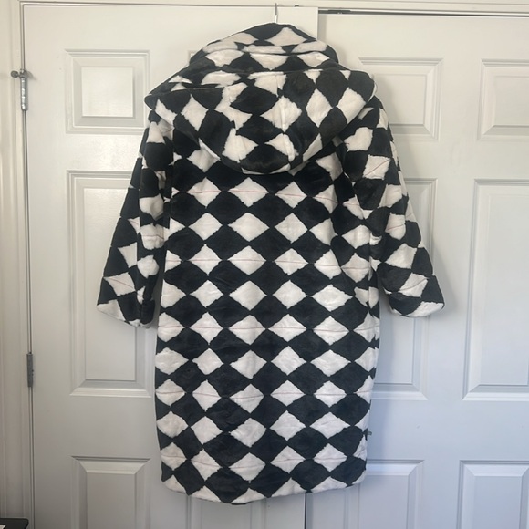 This is an authentic UGG coat. This is brand new and never worn large coat. - Picture 4 of 6